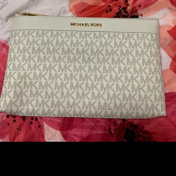 Micheal Kors purse - Picture 6 of 6